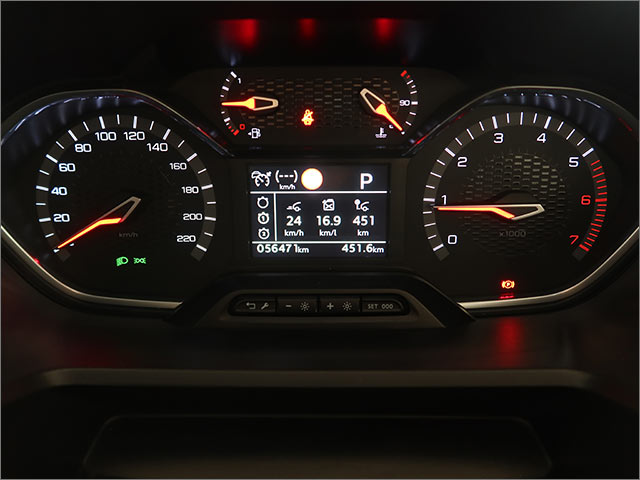 AdBlue修理完了後 警告灯が消灯したメーターパネル