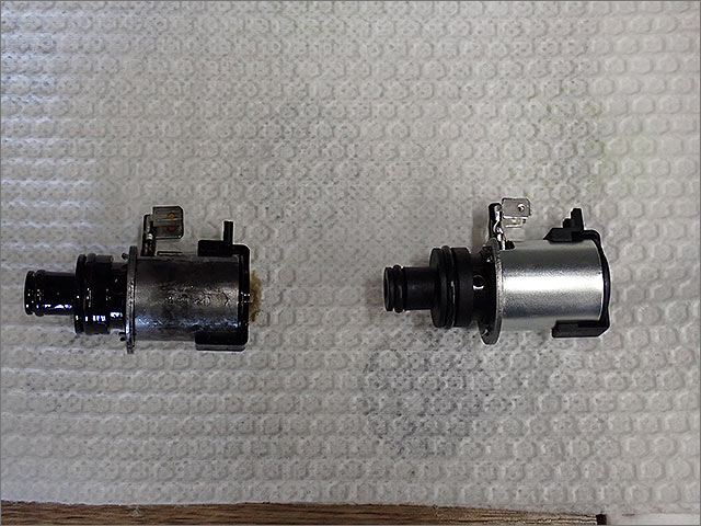 ロックアップソレノイドバルブ 左は故障 右は新品