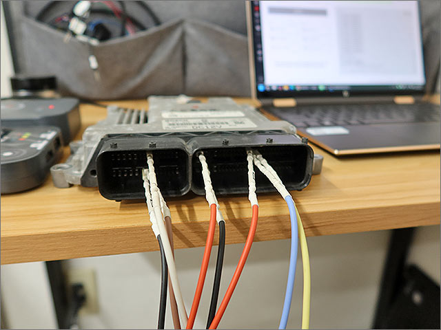 ECUベンチ作業の全体風景