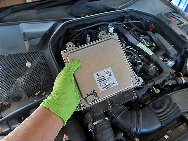 ECU取り外し作業