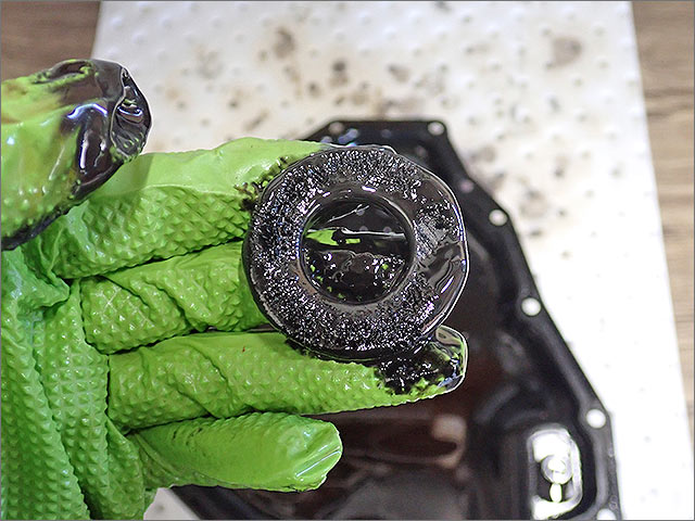 オイルパン内マグネット 鉄粉蓄積の様子