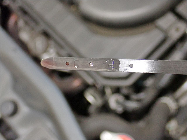 CVTFレベルゲージ HIマーク付近に油膜確認