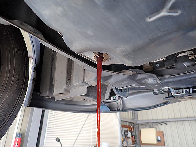 CVTFドレンボルトを外してオイル排出