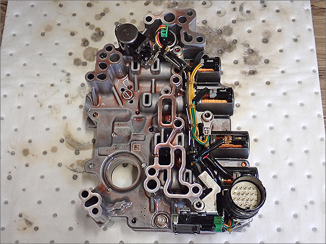 取り外したコントロールバルブボディ 全体