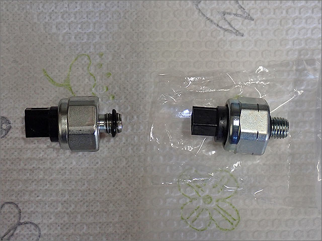 旧セカンダリ圧センサー（左）と新品センサー（右）比較