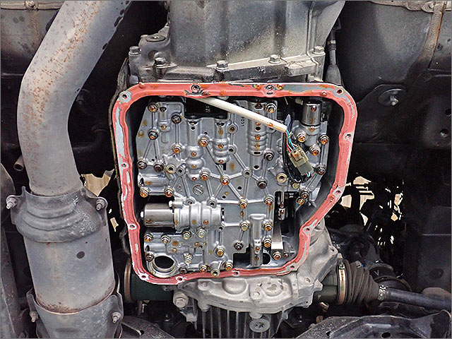 スバル レガシィBMG オイルパン取り外し後 バルブボディ露出