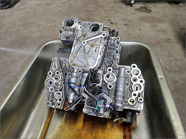 バルブボディを洗い流している様子