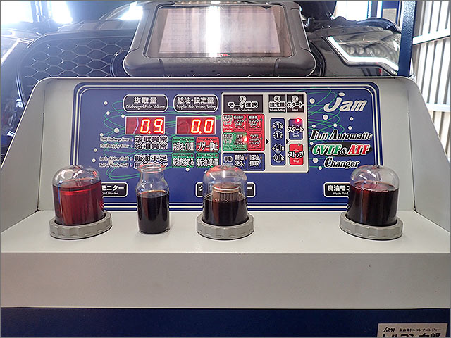 1回目圧送交換。左:新油、中央:排出フルード(まだかなり黒い)、右:交換前初期フルード