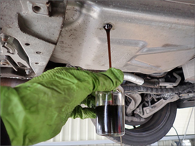 ドレンボルトを外してフルードを抜き取り中