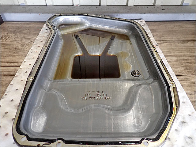 取り外したオイルパン内部の状態