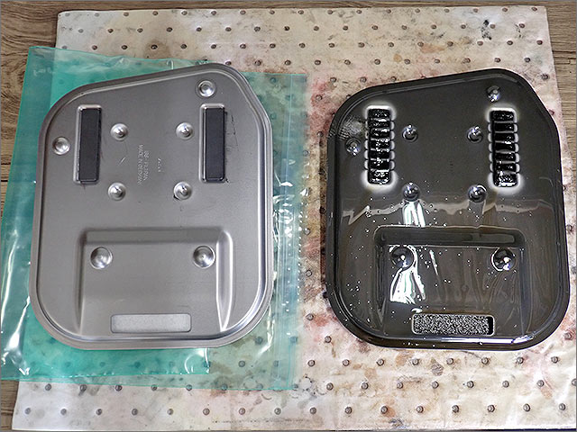 新旧ストレーナー比較。左が新品、右が取り外した旧品