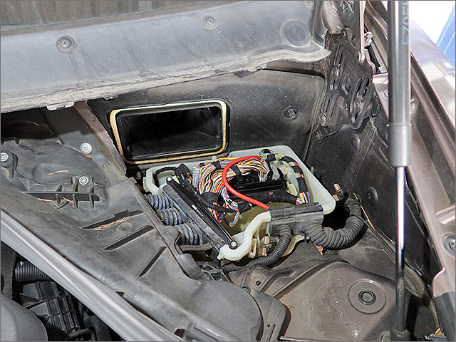 BMW X5 E70 ECU格納位置 エンジンルーム