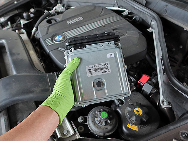 BMW X5 E70 ECU取り外し Bosch EDC17CP45