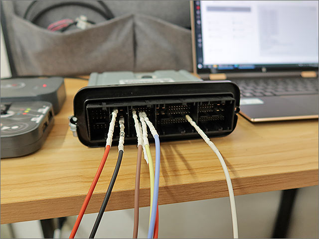 BMW X5 ECU BENCH接続 コネクター部分クローズアップ