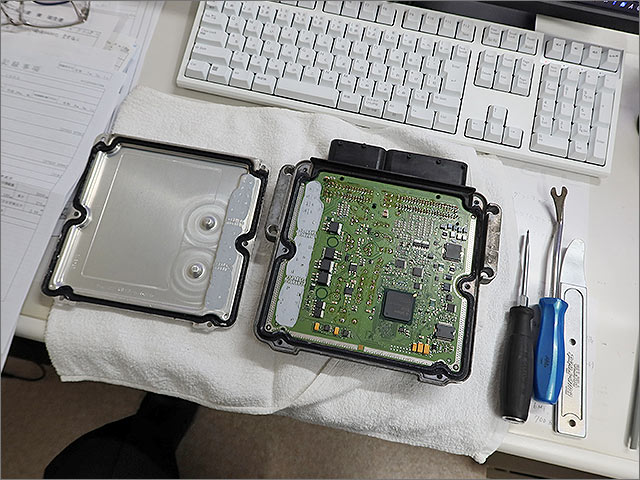 ECUケースを開封し基板にアクセス