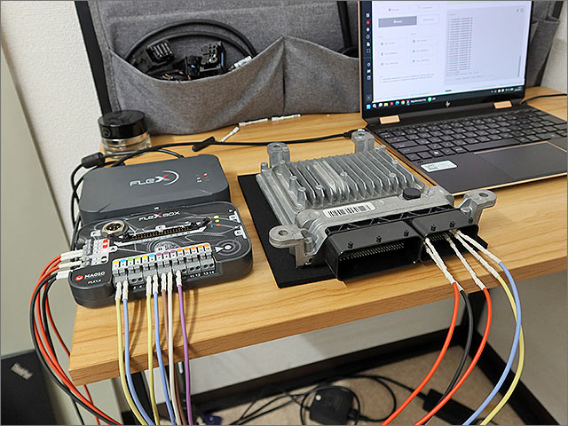 FLEXBOXとW212 ECUの接続状態 専用ハーネス