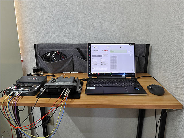 FLEXツールとECUの作業ベンチ全景