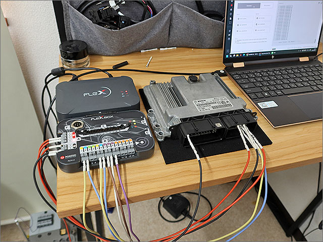 FLEX BoxとBosch MD1CS003のBENCH接続クローズアップ