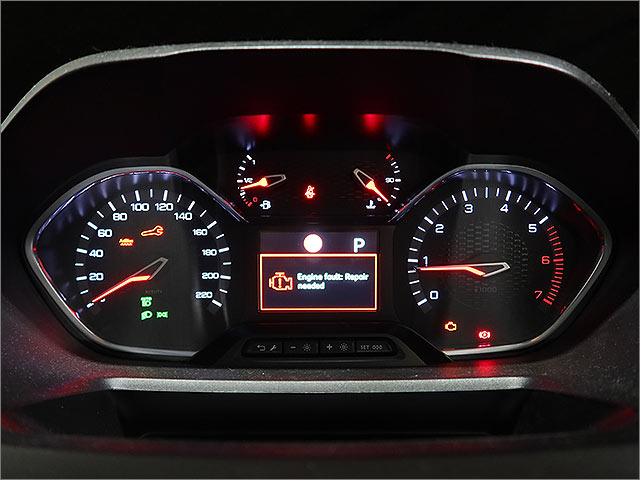 Engine fault Repair needed 表示