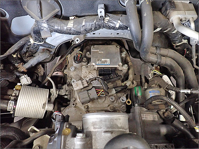 アウトバック BS9 CVT TCMコネクタ周辺 作業開始時