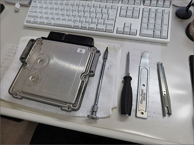 取り外したECU本体と作業工具