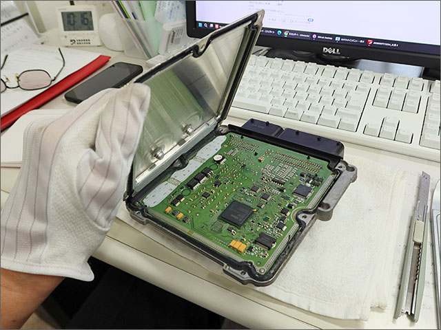 ECUを開封し内部基板にアクセス 静電気対策の手袋