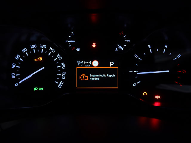 Engine fault Repair needed 表示