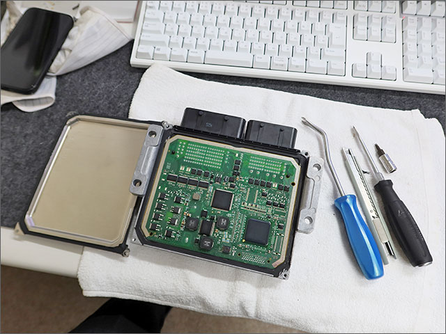 DS4クロスバック ECU 取り外し DCM6.2A
