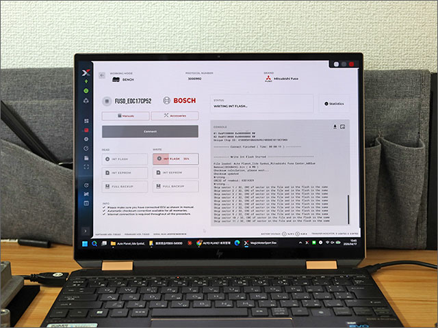 調整データをECUに書き込み中の画面