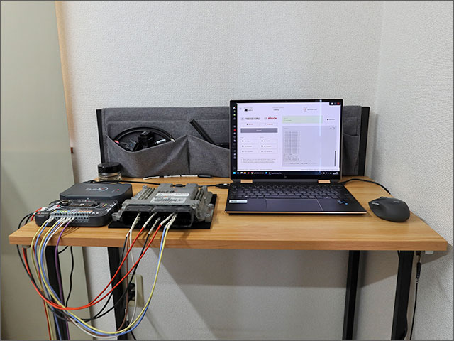 取り外したECUとFLEXツールのBENCH接続セットアップ