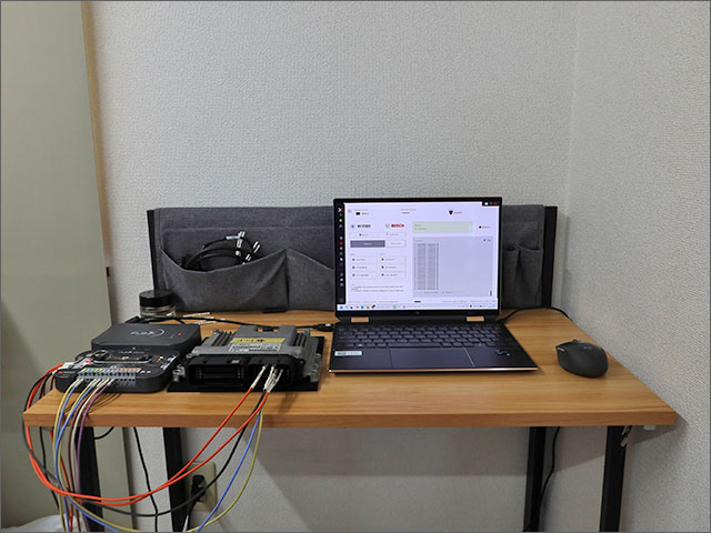 取り外したプジョーリフターのECUをベンチにセット
