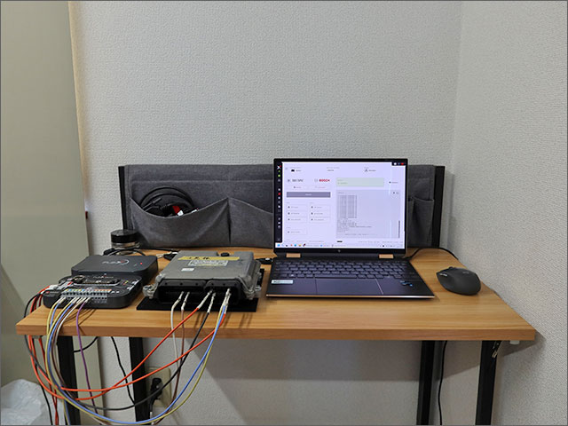 作業テーブルにFLEXとECUをセット