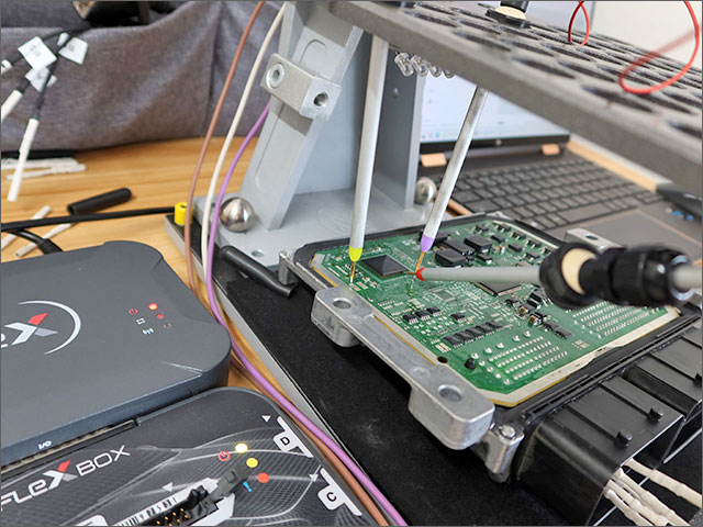 ECU基板に接触させたプローブとFLEX BOX