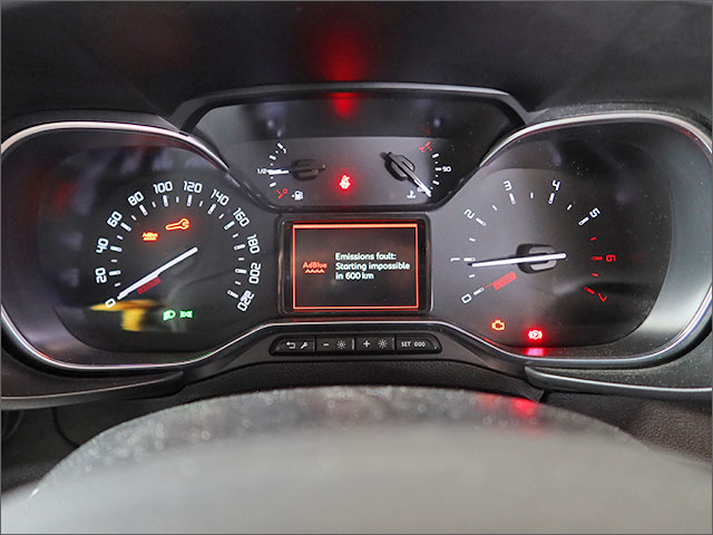 ベルランゴのメーターに表示されたEmissions fault Starting impossible in 600 kmの警告