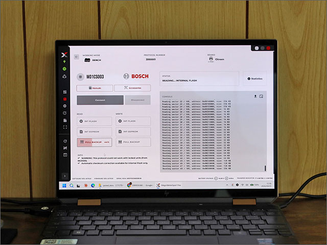 ECU内部データのフルバックアップ読み出し中の画面