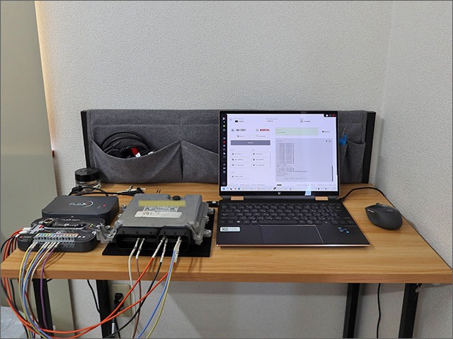 取り外したGLS350dのECUをFLEXにベンチ接続した作業風景