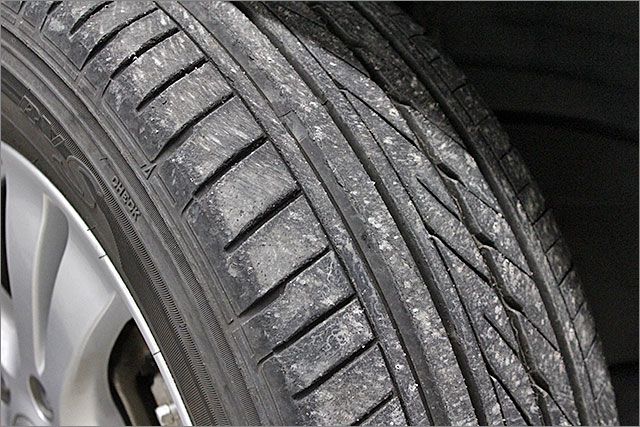 タイヤの残り溝は7分山程度ありますのでこのままお乗りいただけます。