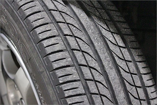 タイヤの残り溝は7分山程度ありますのでこのままお乗りいただけます。