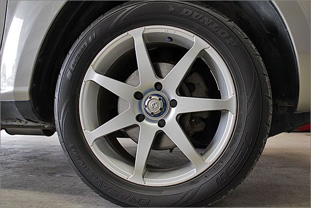 社外アルミホイル。サイズは225/55R17。