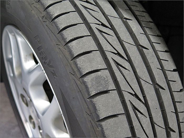 タイヤの残り溝は7分山程度ありますのでこのままお乗りいただけます。