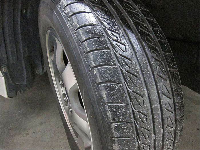 タイヤの残り溝は7分山程度ありますのでこのままお乗りいただけます。