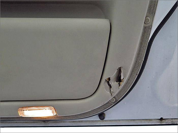 運転席ドアの内張りです、少し破れがございます。ご使用されるにあたって支障はありません。