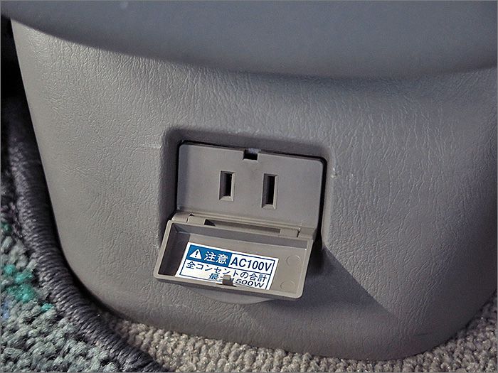 100V・1500Wまで使用可能なコンセント付き。フロント、リヤに1つずつ配置されております。