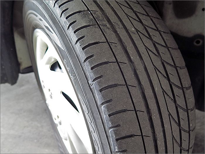 タイヤの残り溝は7分山程度ありますのでこのままお乗りいただけます。