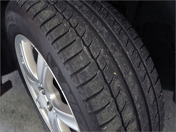 タイヤの残り溝は7分山程度になりますのでこのままお乗りいただけます。
