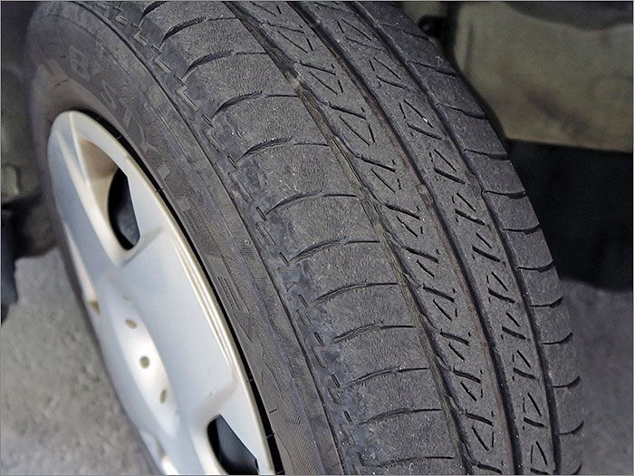 タイヤの残り溝は半分程度になります。