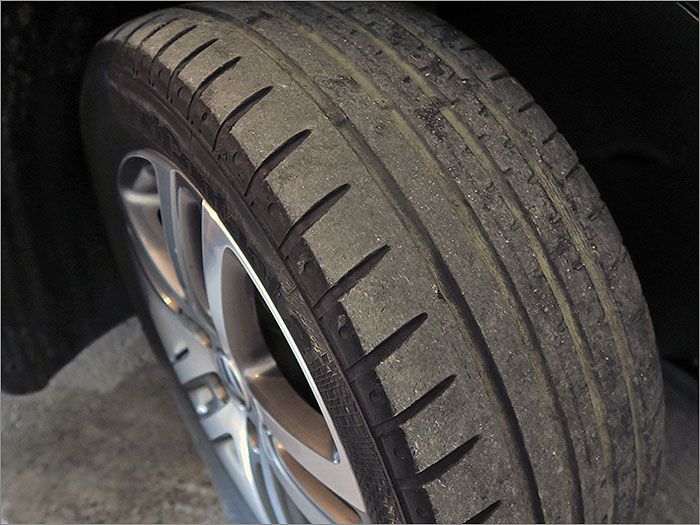 タイヤの残り溝は半分程度になります。