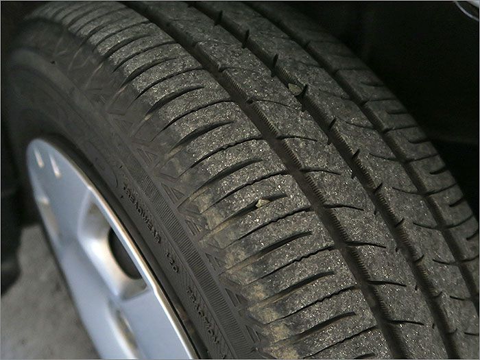 タイヤの残り溝は7分山程度になりますのでこのままお乗りいただけます。