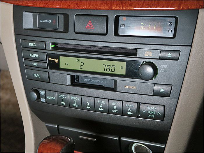 オーディオはCD、カセットテープ、ラジオが使用できます。 