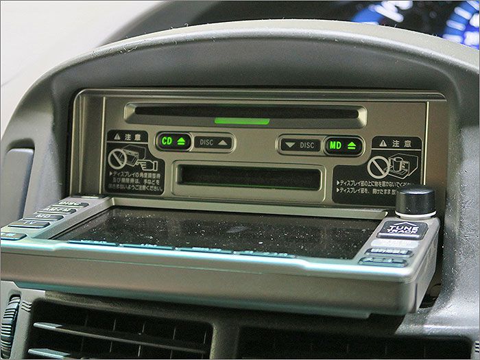 オーディオはCD、MD、ラジオが使用できます。